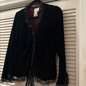 Ice vintage Black Lace Trimmed top. M